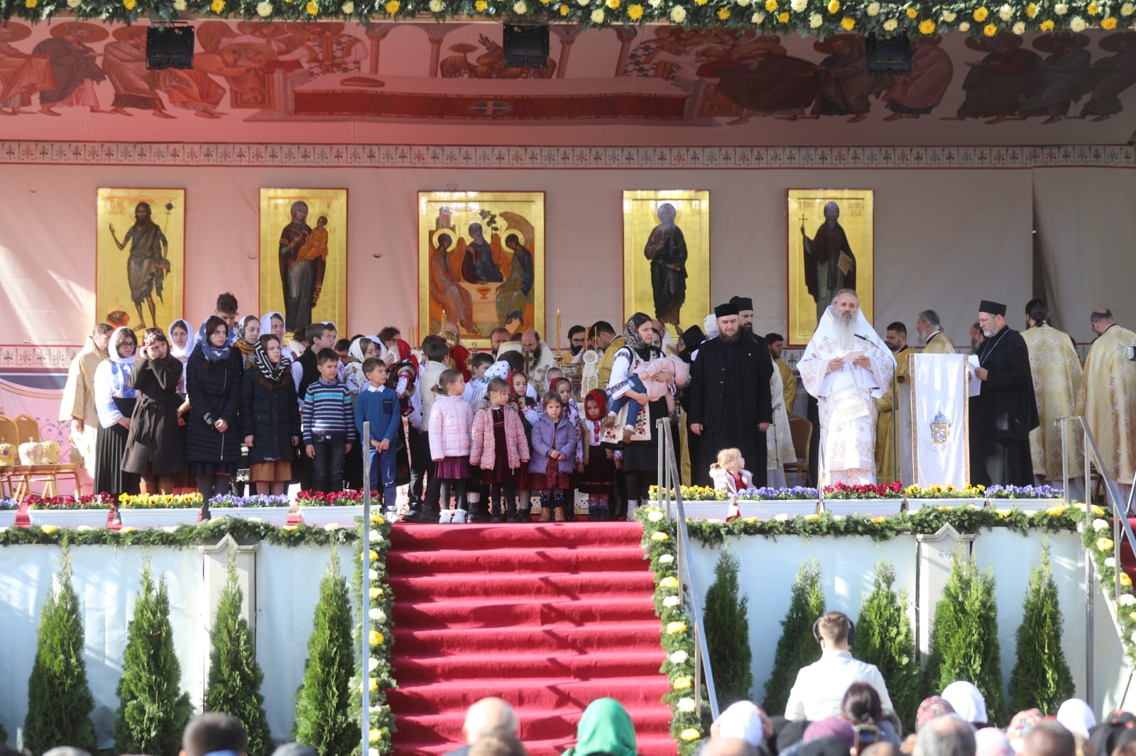 Trei familii de preoți cu mulți copii, premiate de IPS Teofan la sărbătoarea Sfintei Cuvioase Parascheva