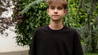 Portret de bursier: Efrem sau cum învață un copil să cânte pe strunele luminii