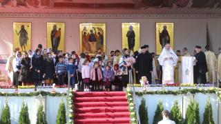 Trei familii de preoți cu mulți copii, premiate de IPS Teofan la sărbătoarea Sfintei Cuvioase Parascheva