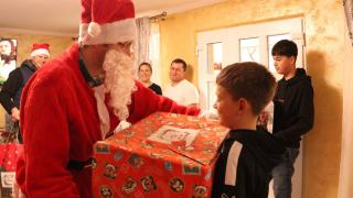 Bucurii de Crăciun pentru familiile numeroase din Arhiepiscopia Iașilor: 420 de copii au primit darurile mult visate