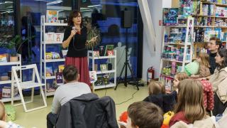 Alături de Veronica Iani, scriitoare și ilustratoare de cărți de povești, care a adus ani la rând bucurie copiilor
