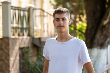 Portret de bursier – Nicolae, sau cum crește liniștea între două zâmbete de copil