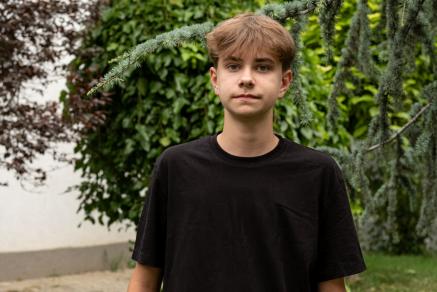 Portret de bursier: Efrem sau cum învață un copil să cânte pe strunele luminii