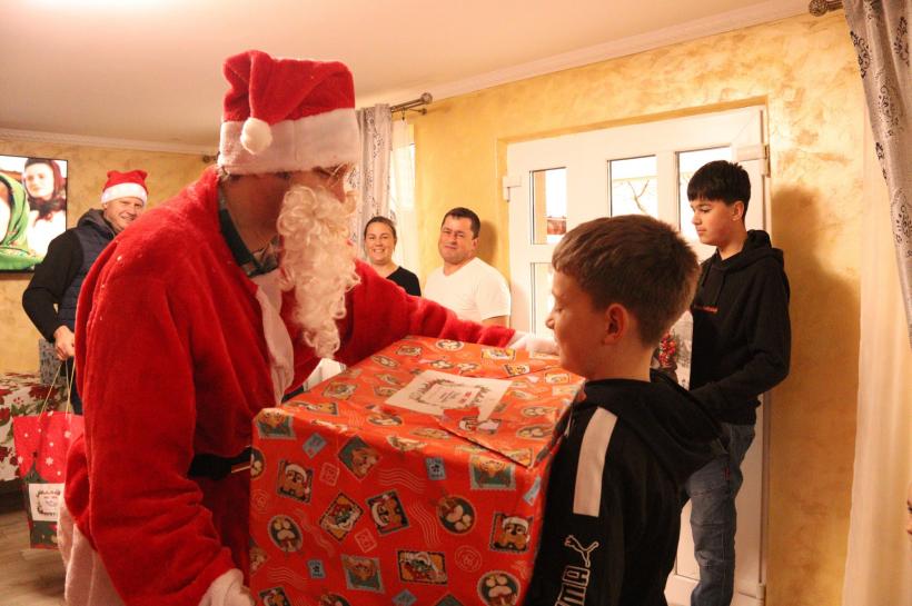 Bucurii de Crăciun pentru familiile numeroase din Arhiepiscopia Iașilor: 420 de copii au primit darurile mult visate