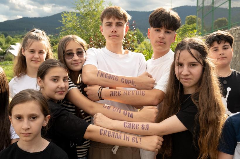 Campania „Fiecare copil are nevoie de un om care să creadă în el!” s-a încheiat. Susținerea bursierilor Pro Vita continuă