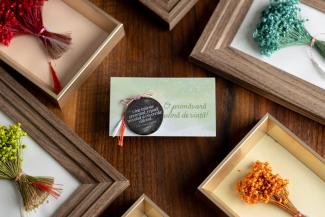 Mărțișor insignă-3-Cine trăiește prezentul