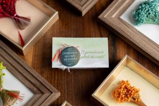 Mărțișor insignă-5-Dragostea nu cade niciodată