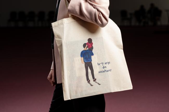 Sacoșă din bumbac imprimată cu desenele bursierilor Pro Vita