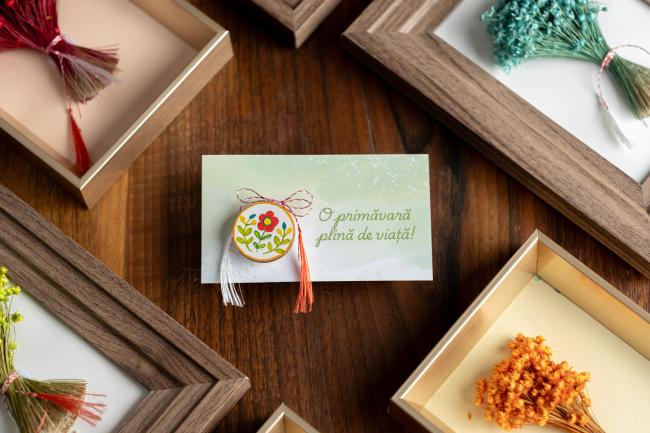 Mărțișor de lemn- cerc floare roșie