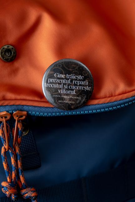 Insignă-3-Cine trăiește prezentul