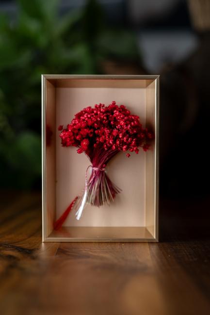 Decorațiune cu flori uscate-flori rosii